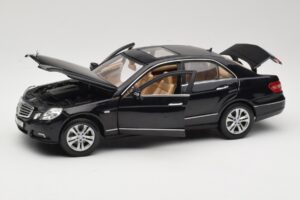 Mercedes E-Class W211 Črn Maisto 1:18 31172 Kovina – slika 2 od 8