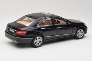 Mercedes E-Class W211 Črn Maisto 1:18 31172 Kovina – slika 3 od 8