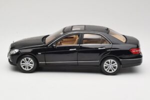 Mercedes E-Class W211 Črn Maisto 1:18 31172 Kovina – slika 4 od 8