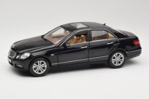 Mercedes E-Class W211 Črn Maisto 1:18 31172 Kovina