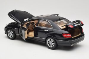 Mercedes E-Class W211 Črn Maisto 1:18 31172 Kovina – slika 5 od 8