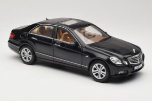 Mercedes E-Class W211 Črn Maisto 1:18 31172 Kovina – slika 6 od 8