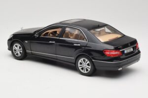 Mercedes E-Class W211 Črn Maisto 1:18 31172 Kovina – slika 7 od 8