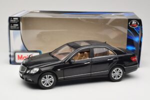 Mercedes E-Class W211 Črn Maisto 1:18 31172 Kovina – slika 8 od 8