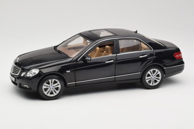 Mercedes E-Class W211 Črn Maisto 1:18 31172 Kovina