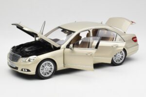 Mercedes E-Class W212 Elegance Pearl Bež Metalik Minichamps 1:18 B66960215 Kovina – slika 2 od 8