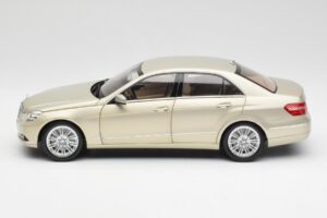 Mercedes E-Class W212 Elegance Pearl Bež Metalik Minichamps 1:18 B66960215 Kovina – slika 4 od 8
