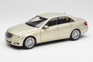 Mercedes E-Class W212 Elegance Pearl Bež Metalik Minichamps 1:18 B66960215 Kovina