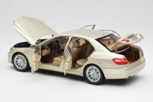 Mercedes E-Class W212 Elegance Pearl Bež Metalik Minichamps 1:18 B66960215 Kovina – slika 5 od 8