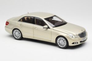 Mercedes E-Class W212 Elegance Pearl Bež Metalik Minichamps 1:18 B66960215 Kovina – slika 6 od 8