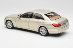 Mercedes E-Class W212 Elegance Pearl Bež Metalik Minichamps 1:18 B66960215 Kovina – slika 7 od 8