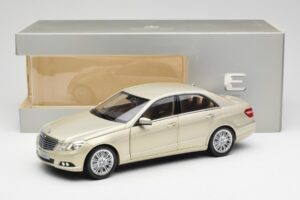 Mercedes E-Class W212 Elegance Pearl Bež Metalik Minichamps 1:18 B66960215 Kovina – slika 8 od 8