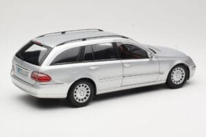 Mercedes E320 T-Modell S210 Elegance Srebrn Kyosho 1:18 B66962166 Kovina – slika 3 od 8