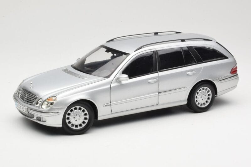 Mercedes E320 T-Modell S210 Elegance Srebrn Kyosho 1:18 B66962166 Kovina