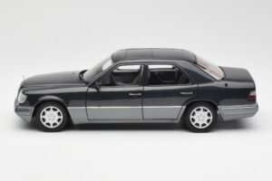 Mercedes E320 W124 Nautik Modra Metallic Dealer Edition AUTOart 1:18 B66040508 Kovina – slika 4 od 8