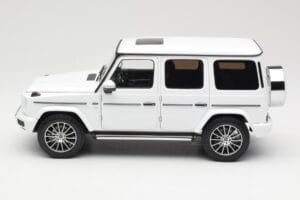 Mercedes G-Class G 500 W463A Diamond White Metallic Minichamps 1:18 113037111 Kovina – slika 4 od 8