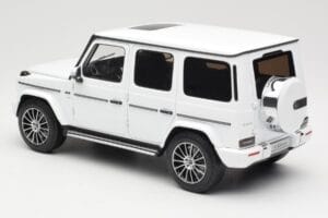 Mercedes G-Class G 500 W463A Diamond White Metallic Minichamps 1:18 113037111 Kovina – slika 7 od 8