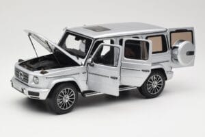 Mercedes G-Class G 500 W463A Iridium Silver Metallic Minichamps 1:18 113037112 Kovina – slika 2 od 8