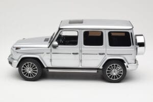 Mercedes G-Class G 500 W463A Iridium Silver Metallic Minichamps 1:18 113037112 Kovina – slika 4 od 8