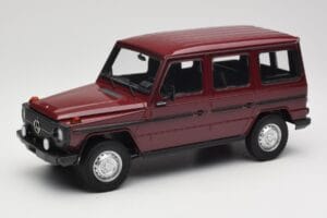 Mercedes G-Class W460 LWB Temno Rdeč Minichamps 1:18 155038102 Kovina
