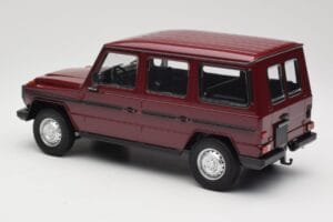 Mercedes G-Class W460 LWB Temno Rdeč Minichamps 1:18 155038102 Kovina – slika 5 od 6