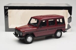Mercedes G-Class W460 LWB Temno Rdeč Minichamps 1:18 155038102 Kovina – slika 6 od 6