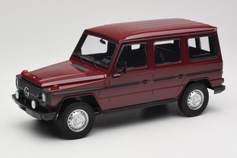 Mercedes G-Class W460 LWB Temno Rdeč Minichamps 1:18 155038102 Kovina