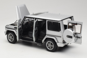 Mercedes G55 AMG W463 Srebrna AUTOart 1:18 76247 Kovina – slika 5 od 8