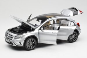 Mercedes GLA X156 Polar Srebrna Metalik Norev 1:18 B66960267 Kovina – slika 2 od 8