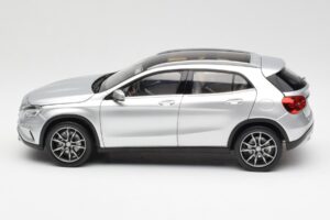 Mercedes GLA X156 Polar Srebrna Metalik Norev 1:18 B66960267 Kovina – slika 4 od 8