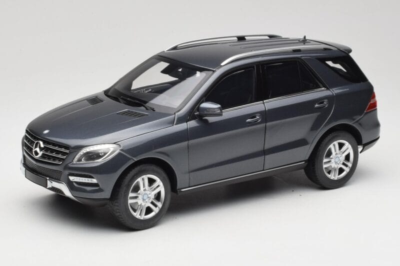 Mercedes M-Class W164 Grey Metallic Minichamps 1:18 100030100 Kovina