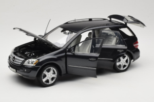Mercedes ML W164 Obsidian Black Dealerska Izdaja Minichamps 1:18 B66962321 Kovina – slika 2 od 8