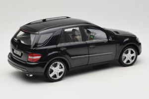Mercedes ML W164 Obsidian Black Dealerska Izdaja Minichamps 1:18 B66962321 Kovina – slika 3 od 8