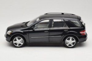 Mercedes ML W164 Obsidian Black Dealerska Izdaja Minichamps 1:18 B66962321 Kovina – slika 4 od 8