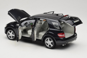 Mercedes ML W164 Obsidian Black Dealerska Izdaja Minichamps 1:18 B66962321 Kovina – slika 5 od 8