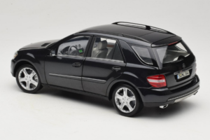 Mercedes ML W164 Obsidian Black Dealerska Izdaja Minichamps 1:18 B66962321 Kovina – slika 7 od 8