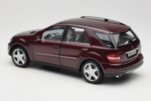 Mercedes ML W164 Red Metallic Minichamps 1:18 150034500 Kovina – slika 7 od 8