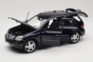 Mercedes ML W164 Tanzanite Blue Dealerska Izdaja Minichamps 1:18 B66962322 Kovina – slika 2 od 8