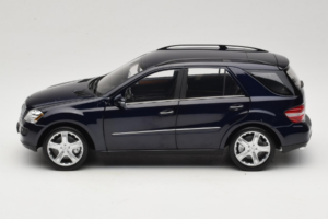 Mercedes ML W164 Tanzanite Blue Dealerska Izdaja Minichamps 1:18 B66962322 Kovina – slika 4 od 8
