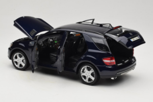 Mercedes ML W164 Tanzanite Blue Dealerska Izdaja Minichamps 1:18 B66962322 Kovina – slika 5 od 8