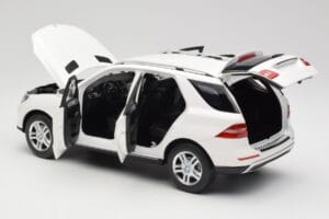 Mercedes ML W166 Bel Minichamps 1:18 100030101 Kovina – slika 5 od 8