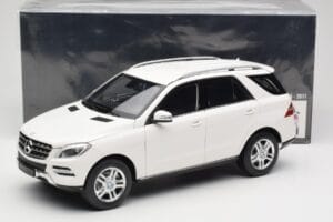 Mercedes ML W166 Bel Minichamps 1:18 100030101 Kovina – slika 8 od 8