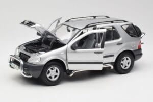 Mercedes ML320 W163 Srebrn Maisto 1:18 50319 Kovina – slika 2 od 8