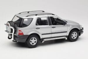 Mercedes ML320 W163 Srebrn Maisto 1:18 50319 Kovina – slika 3 od 8