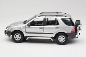 Mercedes ML320 W163 Srebrn Maisto 1:18 50319 Kovina – slika 4 od 8