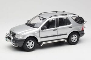Mercedes ML320 W163 Srebrn Maisto 1:18 50319 Kovina