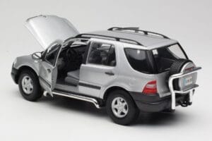 Mercedes ML320 W163 Srebrn Maisto 1:18 50319 Kovina – slika 5 od 8