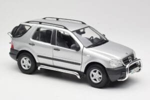 Mercedes ML320 W163 Srebrn Maisto 1:18 50319 Kovina – slika 6 od 8