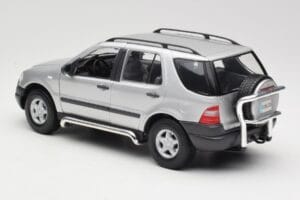 Mercedes ML320 W163 Srebrn Maisto 1:18 50319 Kovina – slika 7 od 8