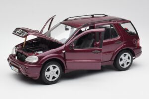 Mercedes ML55 AMG W163 Vijolična Maisto 1:18 31876 Kovina – slika 2 od 8